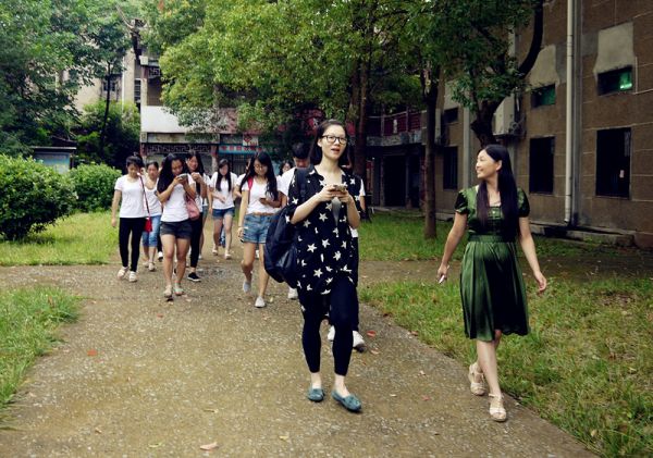 华师大学生参观调研文笔峰社区“阳光家园”建设工作