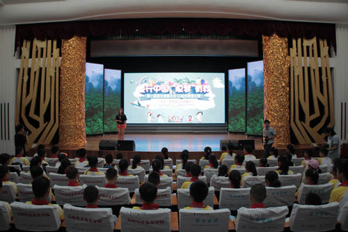 公益夏令营出发授旗 83名孤困儿童将走进横店