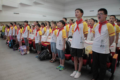 公益夏令营出发授旗 83名孤困儿童将走进横店