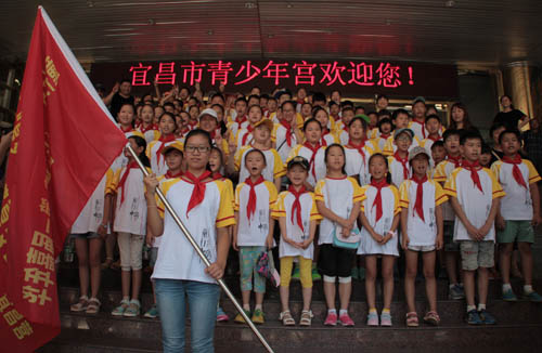 公益夏令营出发授旗 83名孤困儿童将走进横店