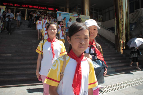 公益夏令营出发授旗 83名孤困儿童将走进横店