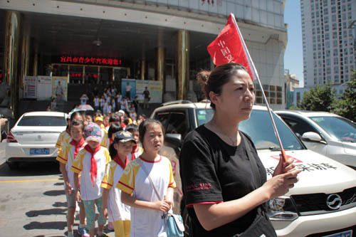 公益夏令营出发授旗 83名孤困儿童将走进横店