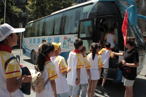 公益夏令营出发授旗 83名孤困儿童将走进横店