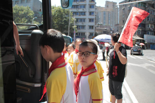 公益夏令营出发授旗 83名孤困儿童将走进横店