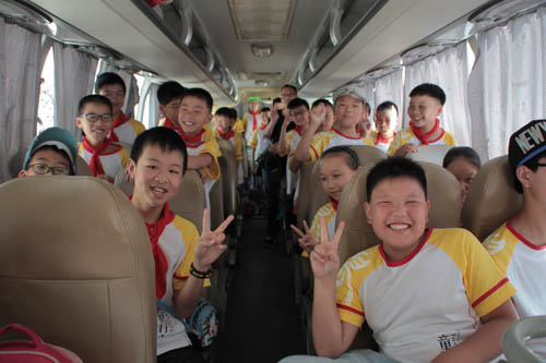 公益夏令营出发授旗 83名孤困儿童将走进横店