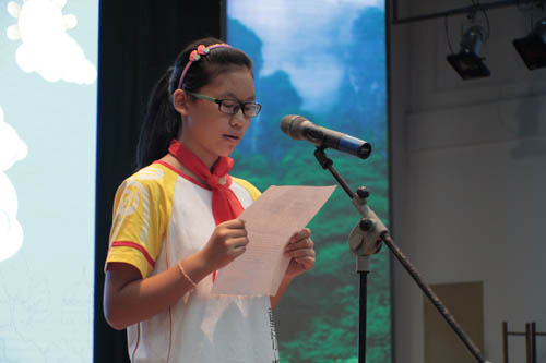 公益夏令营出发授旗 83名孤困儿童将走进横店