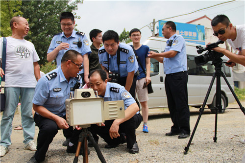 县公安局交警大队举行警民恳谈会暨“第七个警营开放日”