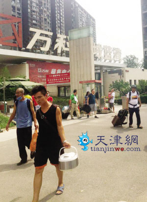 爆炸点附近小区居民已撤离 回家取物先领安全帽