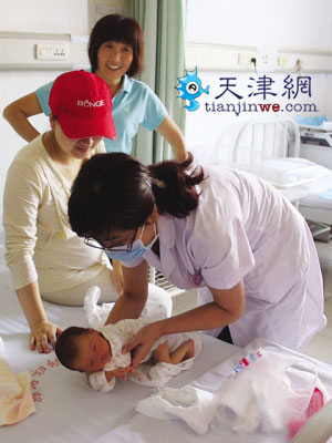 事故后出生的首个宝宝 母子体检医生护士管到底