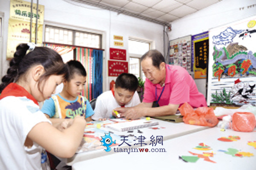 退休教师发挥余热 社区免费开课堂