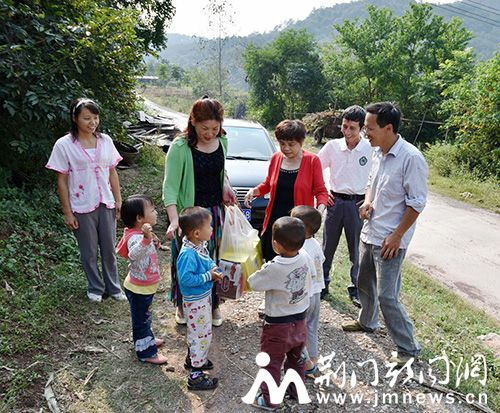 图一、爱心教师潘汉莲(左2)在荆门爱心人士吴权玉(中)来到栗溪山村看望四胞胎(董玉清摄影)