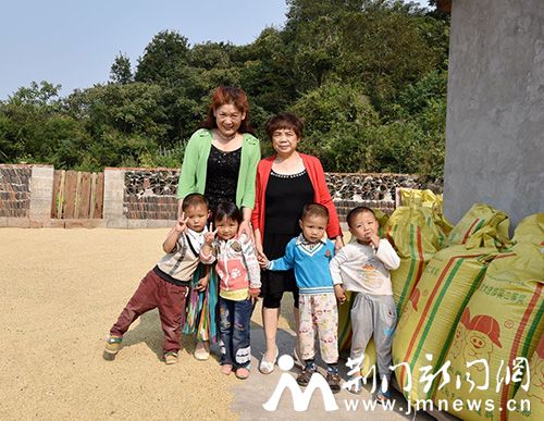 图三、爱心教师潘汉莲(左)在荆门爱心人士吴权玉(右)与栗溪山村四胞胎合影留念(董玉清摄影)