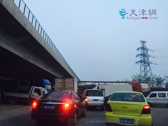 市民反映：梨双路路灯、信号灯缺失 大车猖狂