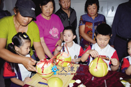 北辰区:外来务工家庭制作柚子灯 增添温暖色彩