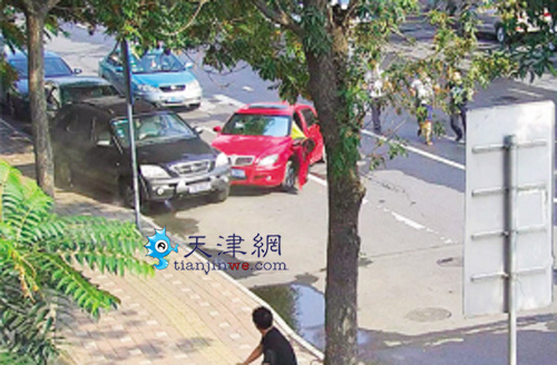 民警抓毒贩 马路演“大片”