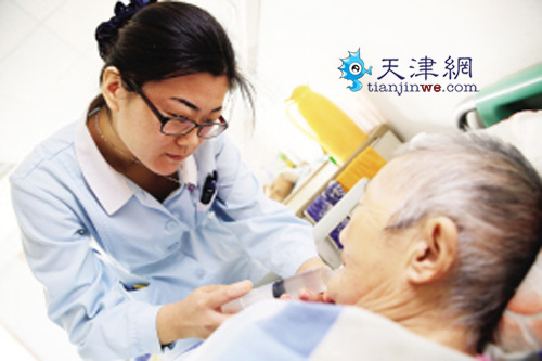 硕士来到养老院 老人们竖大拇指