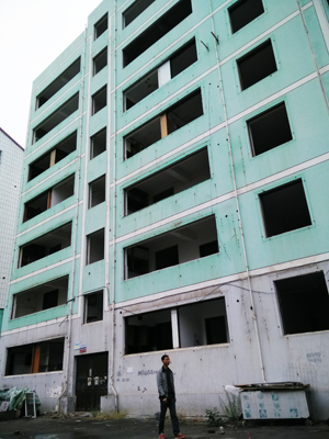 已经拆掉门窗的旧房。