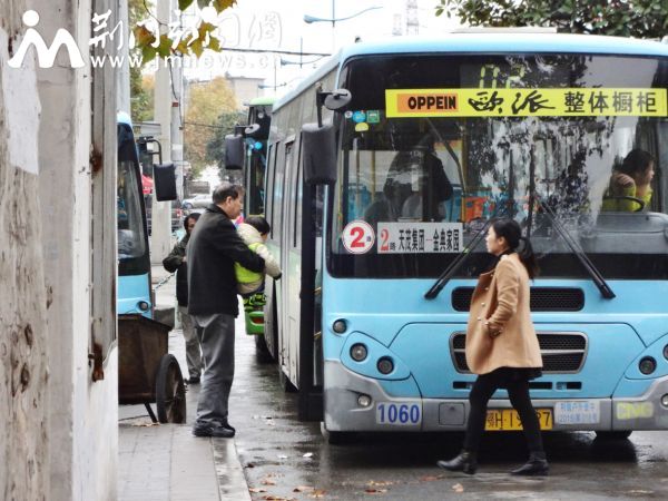 老人抱着小孩正搭乘2路公交车。