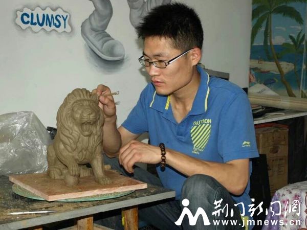 杨俊在进行雕塑创作。图片由杨俊提供。