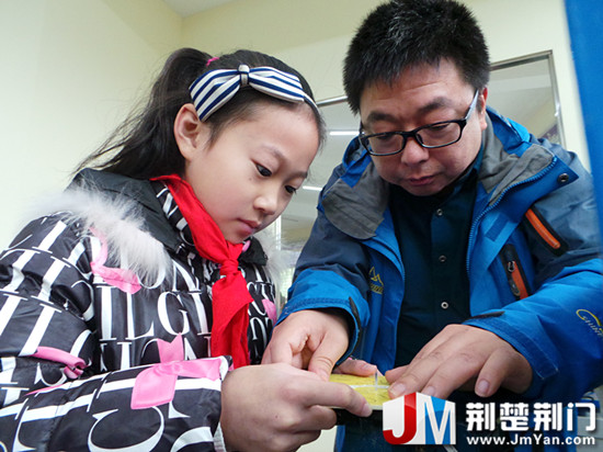 图为:与会代表在市科技馆青少年科学工作室进行观摩体验