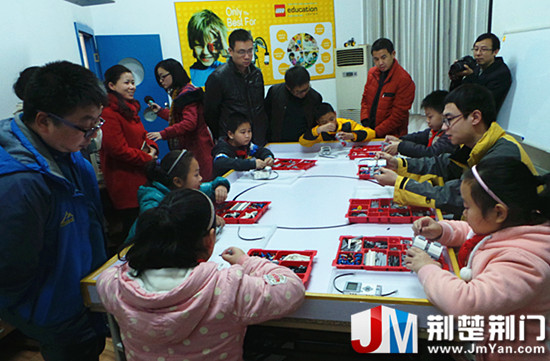 图为:与会代表在市科技馆青少年科学工作室进行观摩体验