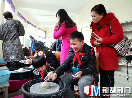 图为:与会代表在市科技馆青少年科学工作室进行观摩体验