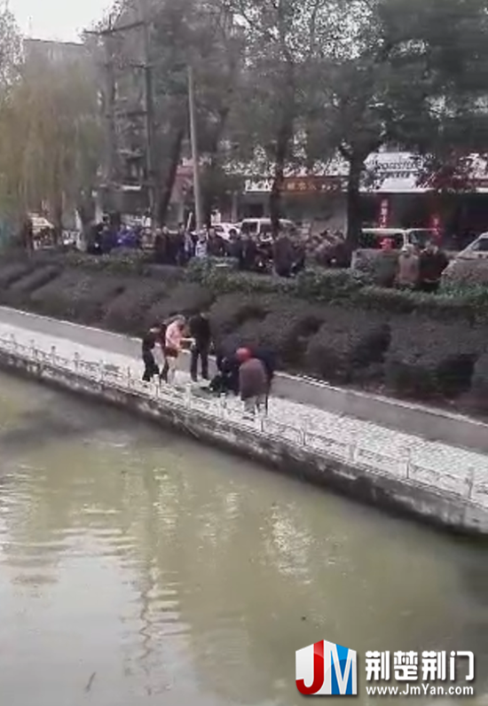 图为:与岸上的民警将老人救起