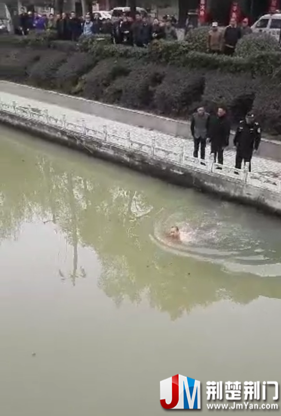 图为:民警跳入水中