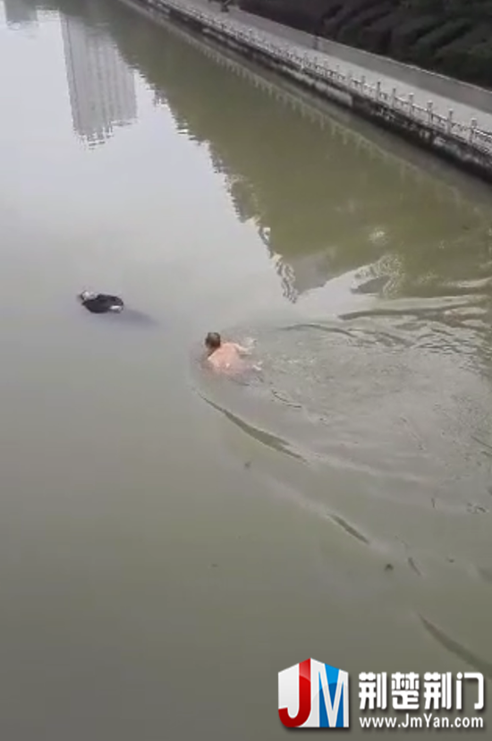 图为:民警游向老人