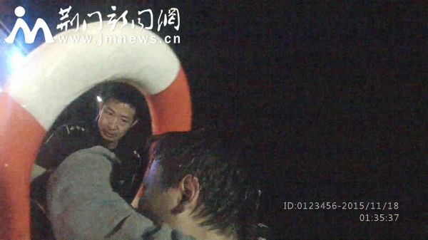 民警救人。执法记录仪截图