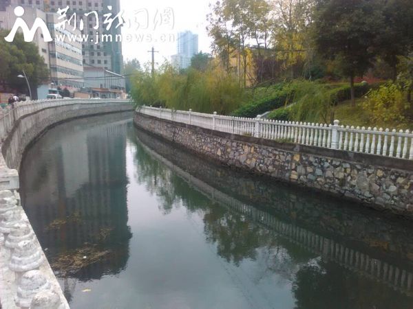 事发渠道。记者 冯杰 摄