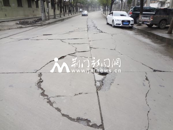 杨湾路上一处道路破损严重，路面开裂，坑坑洼洼。