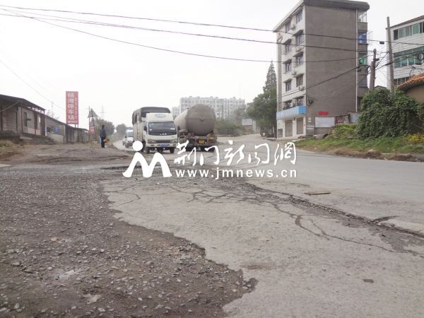 杨湾路与阳关大道交会处，大型货车来来往往。记者 胡于梅 摄