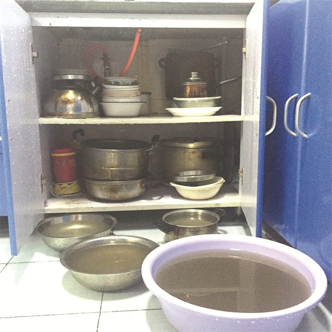 小区多户居民家中遇雨漏水怀疑系楼顶翻修所致