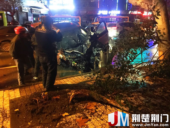 图为：大树被撞后连根拔起