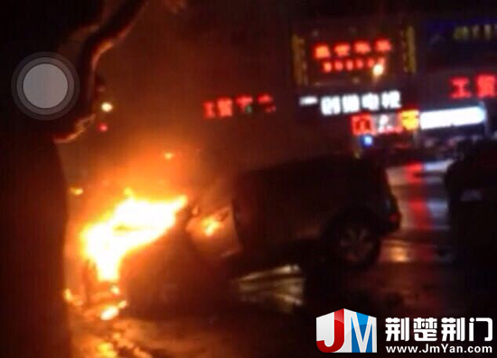 图为：车头部位起火燃烧