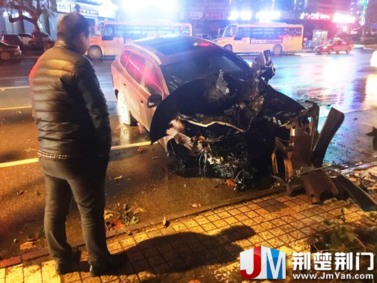 图为：车头被烧的面目全非