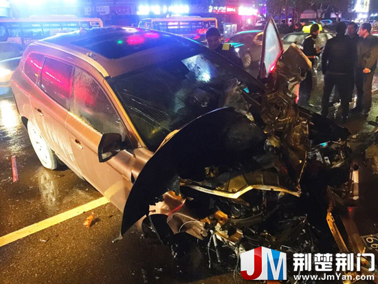 图为：车头被烧的面目全非