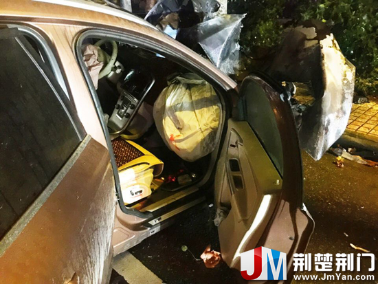 图为：安全气囊上的血迹清晰可见