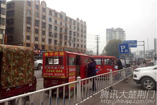 图为:客运站外随意停放揽客的三轮车