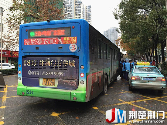 图为:公交车违停上下客致堵塞