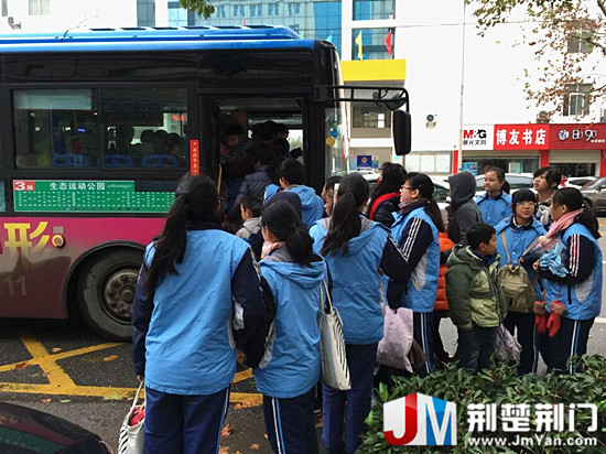 图为:公交车违停上下客致堵塞