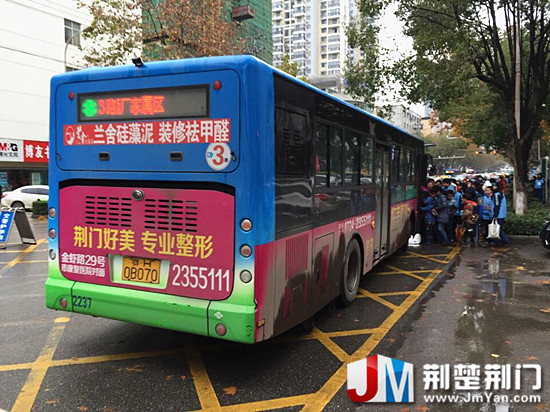 图为:公交车违停上下客致堵塞