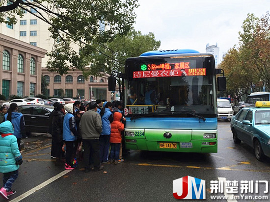 图为:公交车违停上下客致堵塞