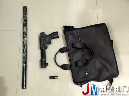 图为：警方缴获的涉案枪支