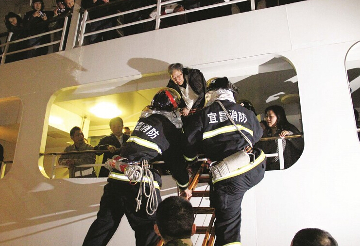 外籍女子过三峡船闸摔伤众人搭梯施救