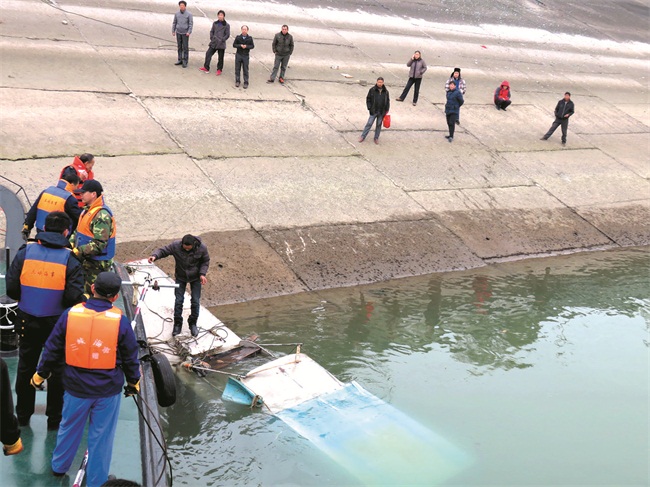 缆绳收得太紧,船闸泄水波又荡来荡去