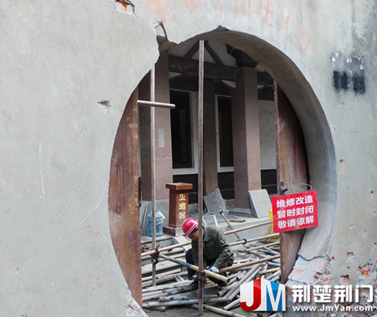 工人正在认真的安装脚手架