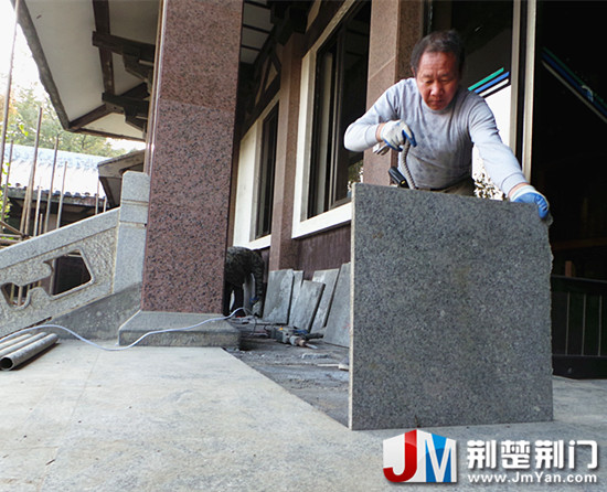 工人正在用工具撬起正殿门口原有的地砖