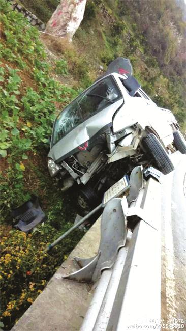 都是跑快惹的祸货车猛撞护栏侧翻